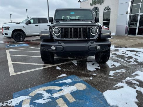 Used 2025 Jeep Gladiator Sport image 4