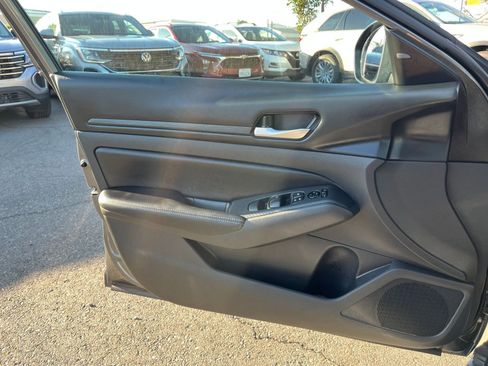 Used 2025 Nissan Altima 2.5 SV image 18