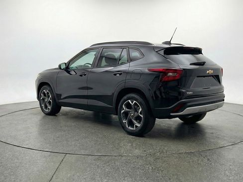 Used 2025 Chevrolet Trax LT w/ LT Convenience Package image 6