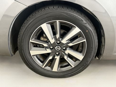 Used 2020 Nissan Versa SV FWD image 11