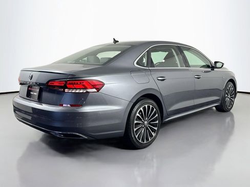 Used 2022 Volkswagen Passat 2.0T image 5