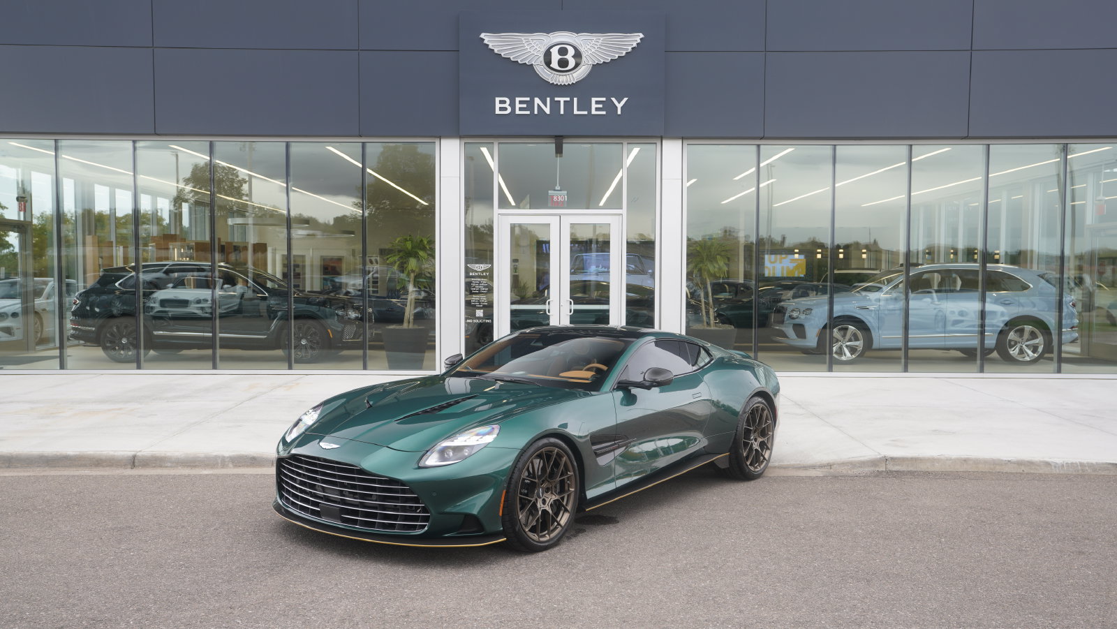 Used 2025 Aston Martin Vanquish RWD image 1