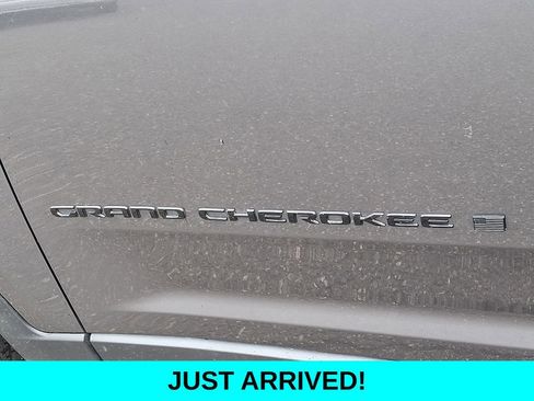 Used 2023 Jeep Grand Cherokee L Laredo image 29