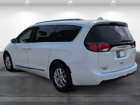 Used 2020 Chrysler Pacifica Touring-L FWD image 3