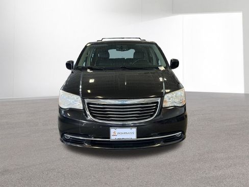 Used 2014 Chrysler Town & Country Touring image 24