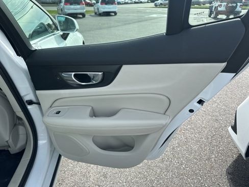 Used 2019 Volvo S60 T8 Inscription image 11