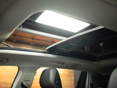 Used 2022 Volkswagen Tiguan SE w/ Panoramic Sunroof Package image 29