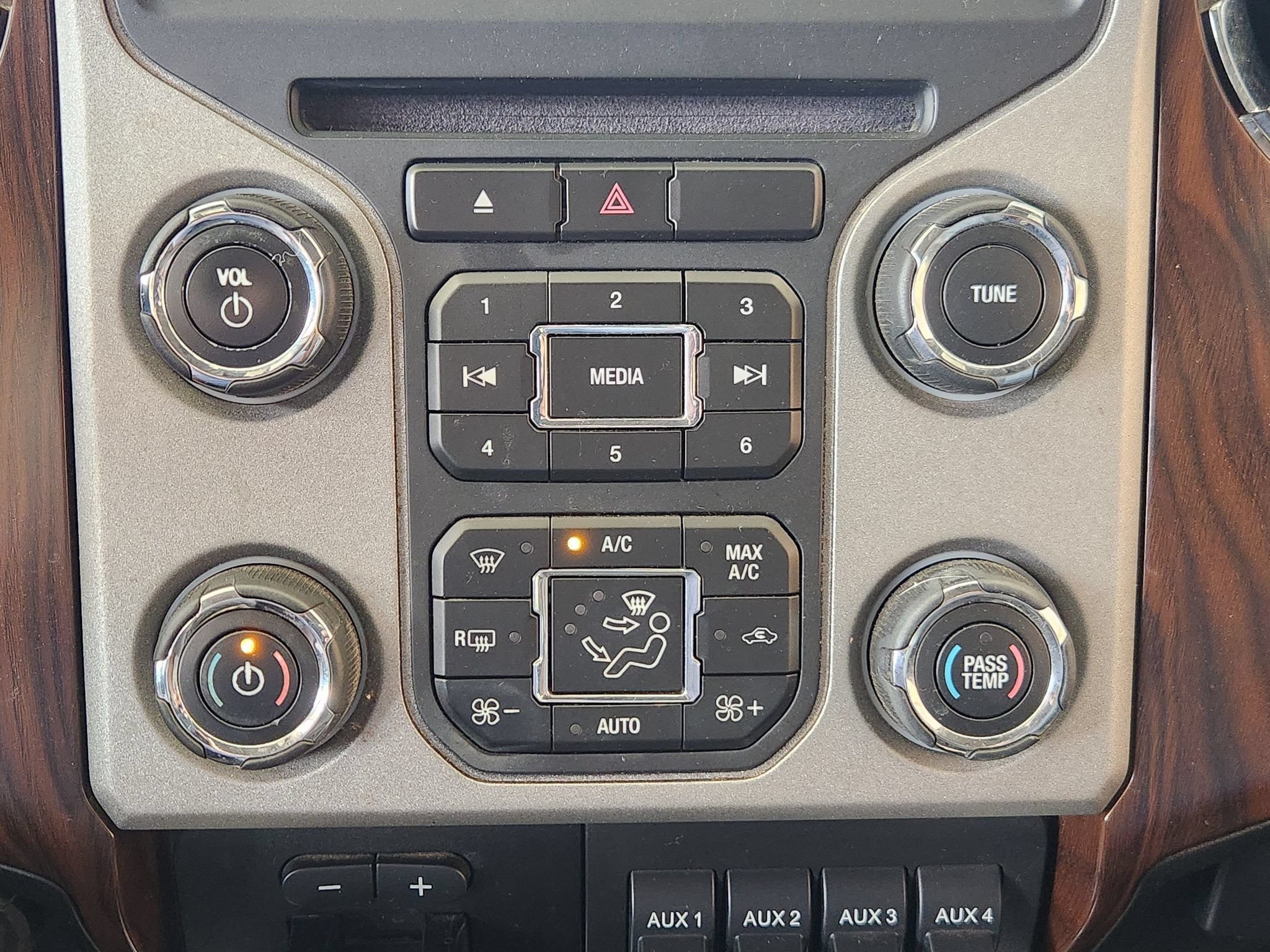 Used 2015 Ford F250 Lariat w/ Lariat Interior Package AWD/4WD image 18
