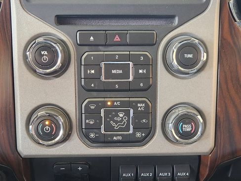 Used 2015 Ford F250 Lariat w/ Lariat Interior Package AWD/4WD image 18
