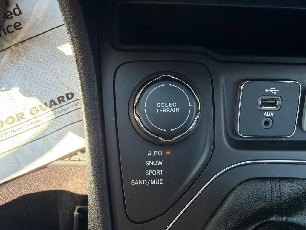 Used 2019 Jeep Cherokee Latitude Plus w/ Cold Weather Group AWD/4WD image 22