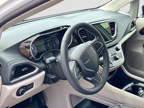 Certified 2024 Chrysler Pacifica Limited FWD image 25