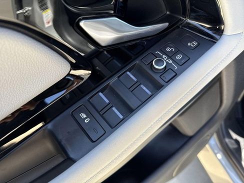 Used 2020 Land Rover Range Rover Evoque First Edition AWD/4WD image 9