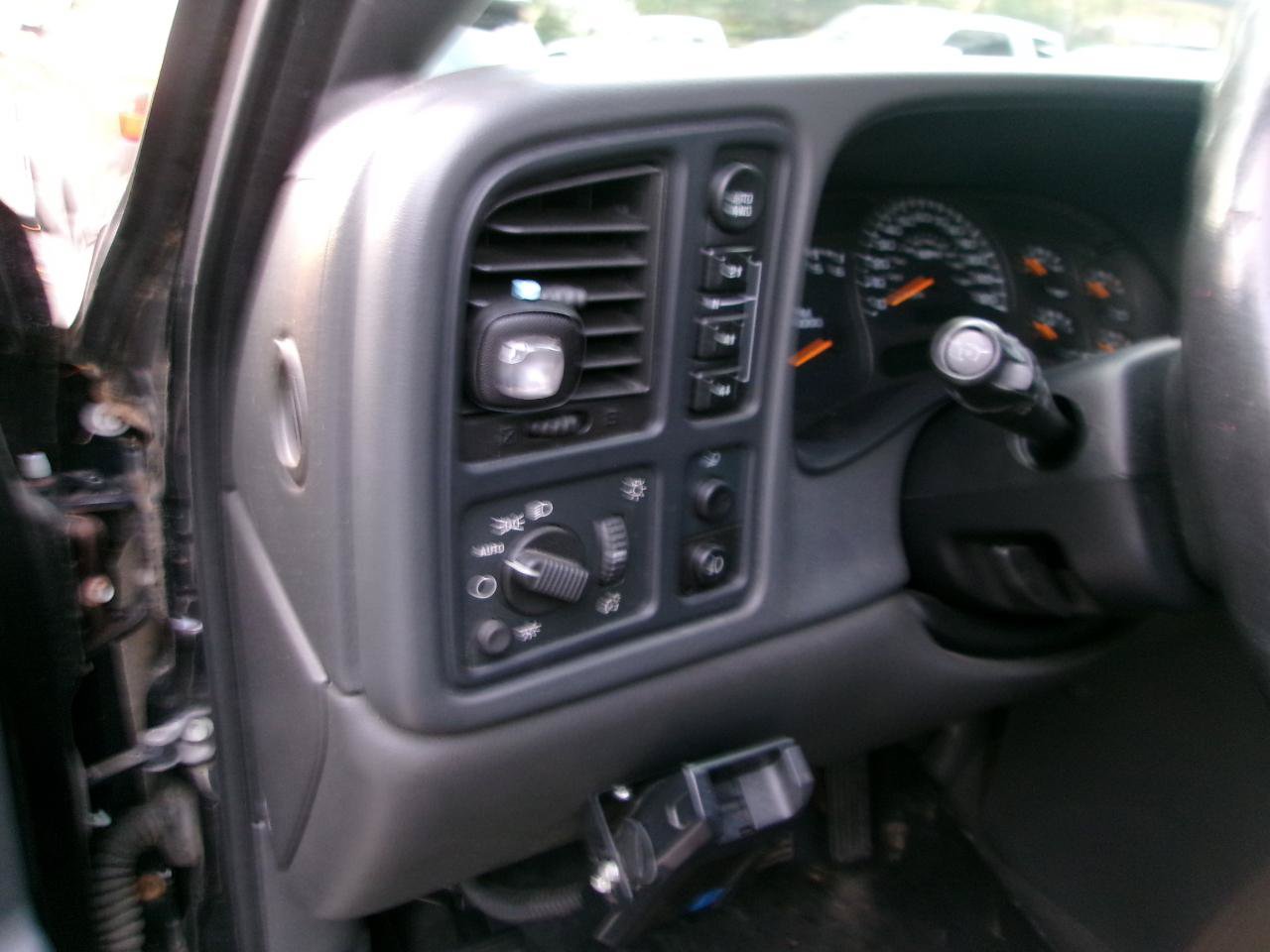 Used 2004 Chevrolet Avalanche Z71 w/ Sun And Sound Package AWD/4WD image 13