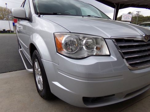 Used 2008 Chrysler Town & Country Touring FWD image 4