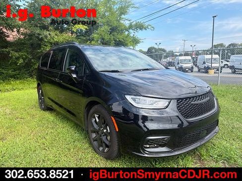 Used 2026 Chrysler Pacifica Limited w/ S Appearance Package FWD image 3