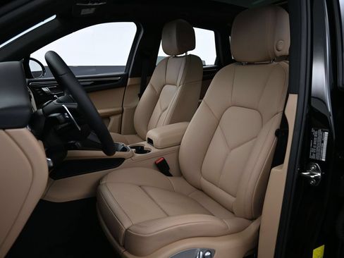 Certified 2025 Porsche Macan AWD/4WD image 5