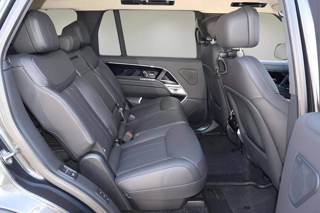 New 2026 Land Rover Range Rover Long Wheelbase SE AWD/4WD image 17