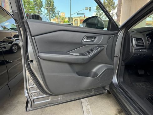 Used 2025 Nissan Rogue SV FWD image 18