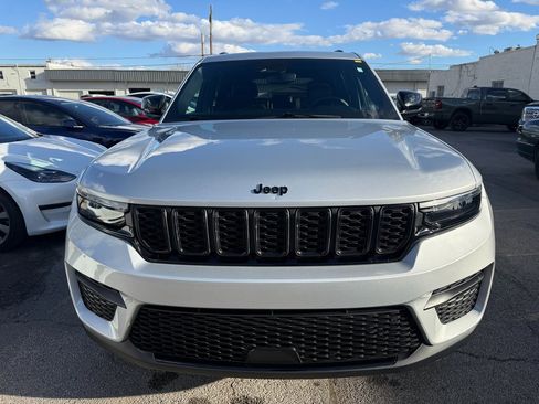 Used 2024 Jeep Grand Cherokee Altitude image 6