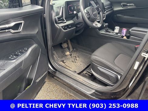 Used 2023 Kia Sportage LX image 9