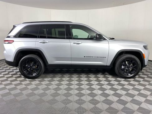 New 2026 Jeep Grand Cherokee Altitude image 9