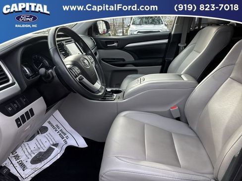 Used 2019 Toyota Highlander XLE image 16