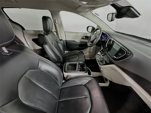 Used 2023 Chrysler Pacifica Touring-L FWD image 28