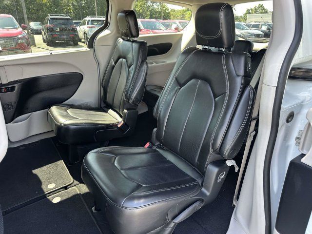 Used 2023 Chrysler Pacifica Touring-L FWD image 17