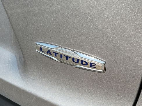 Used 2019 Jeep Cherokee Latitude w/ Popular Appearance Group FWD image 11