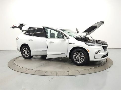 Used 2024 Buick Enclave Premium image 9
