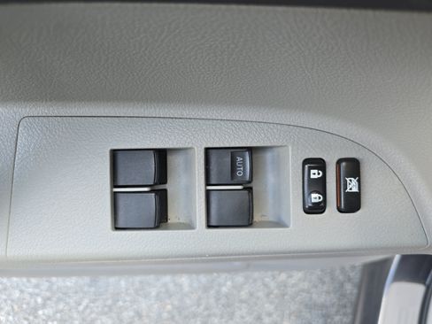 Used 2011 Toyota Highlander SE w/ Tow Pkg FWD image 28