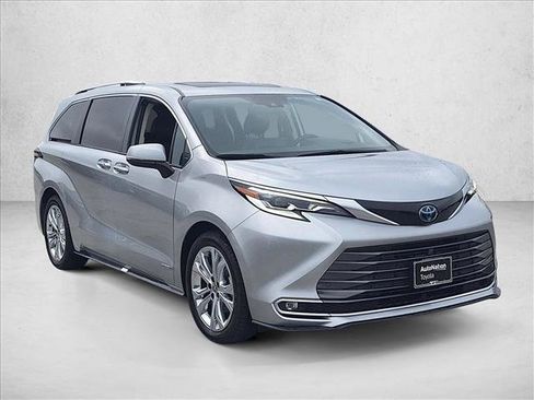 Used 2021 Toyota Sienna Platinum FWD image 4
