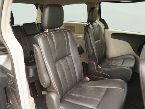 Used 2016 Chrysler Town & Country Touring FWD image 18
