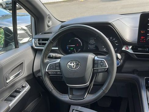 Certified 2024 Toyota Sienna XLE Woodland Edition image 20