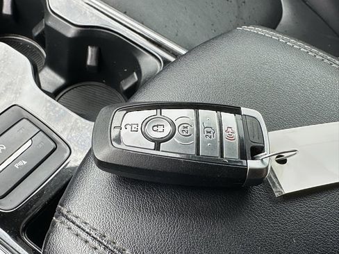 Used 2022 Ford Edge Titanium image 29