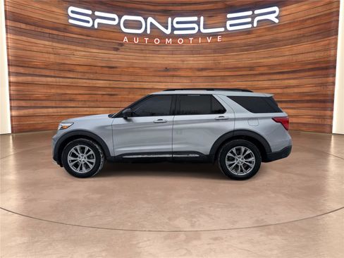 Used 2020 Ford Explorer XLT w/ Equipment Group 202A image 2