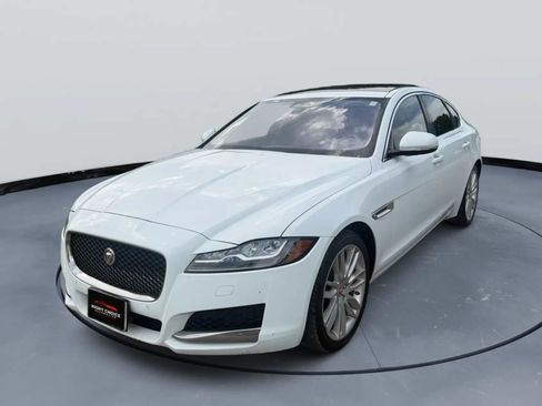 Used 2017 Jaguar XF Prestige RWD image 2