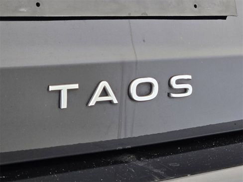 Used 2024 Volkswagen Taos SE image 11