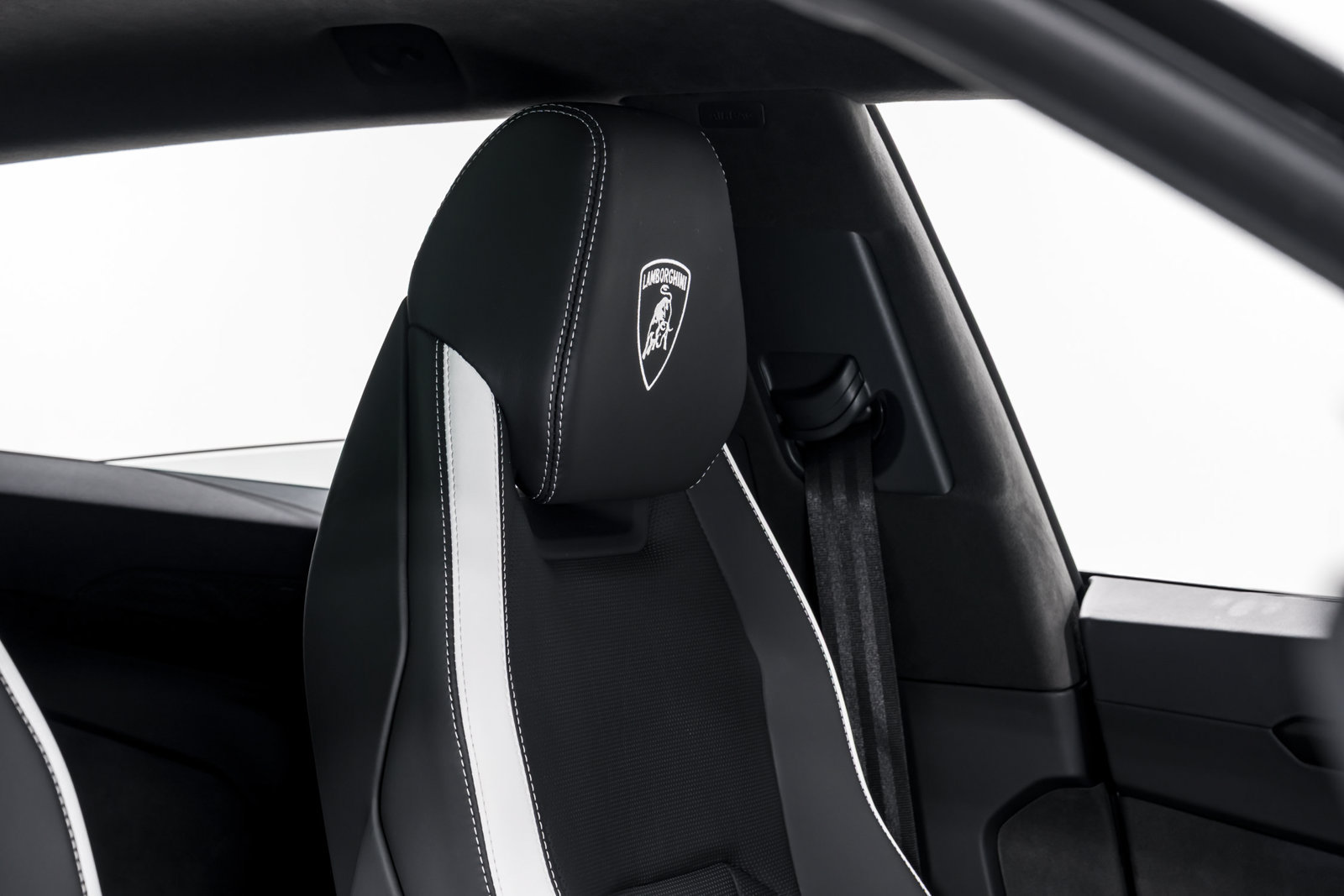 Used 2025 Lamborghini Urus SE AWD/4WD image 38