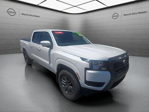 Certified 2025 Nissan Frontier SV w/ Tow Package AWD/4WD image 2