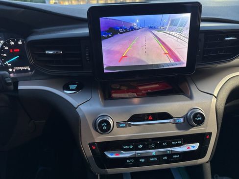 Used 2023 Ford Explorer XLT image 12