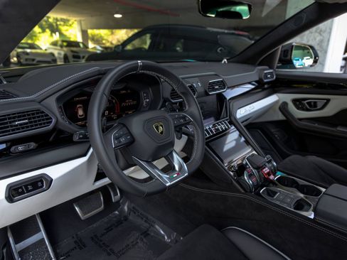 Used 2024 Lamborghini Urus S AWD/4WD image 4