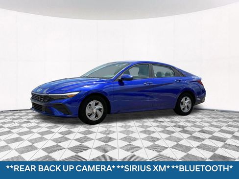 Used 2025 Hyundai Elantra SE FWD image 2