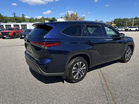 Used 2021 Toyota Highlander XLE AWD/4WD image 5