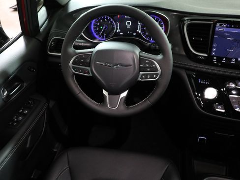 New 2026 Chrysler Pacifica Select image 16