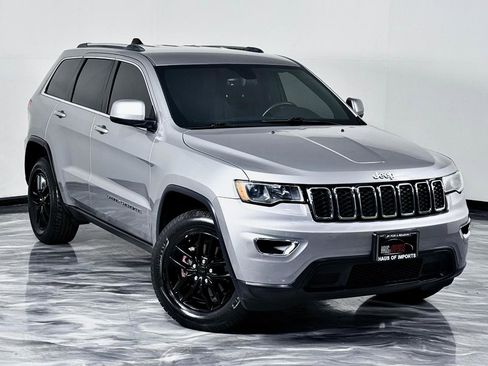 Used 2018 Jeep Grand Cherokee Laredo image 3