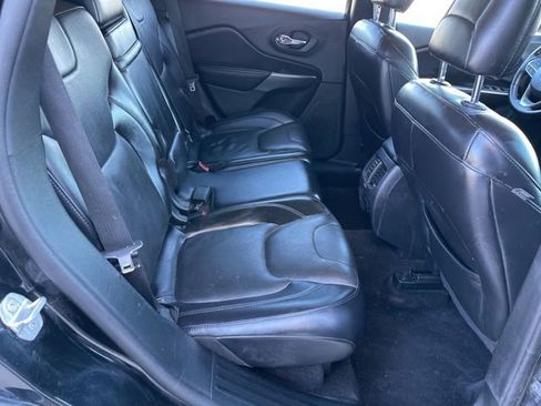 Used 2019 Jeep Cherokee Limited w/ Luxury Group FWD image 18