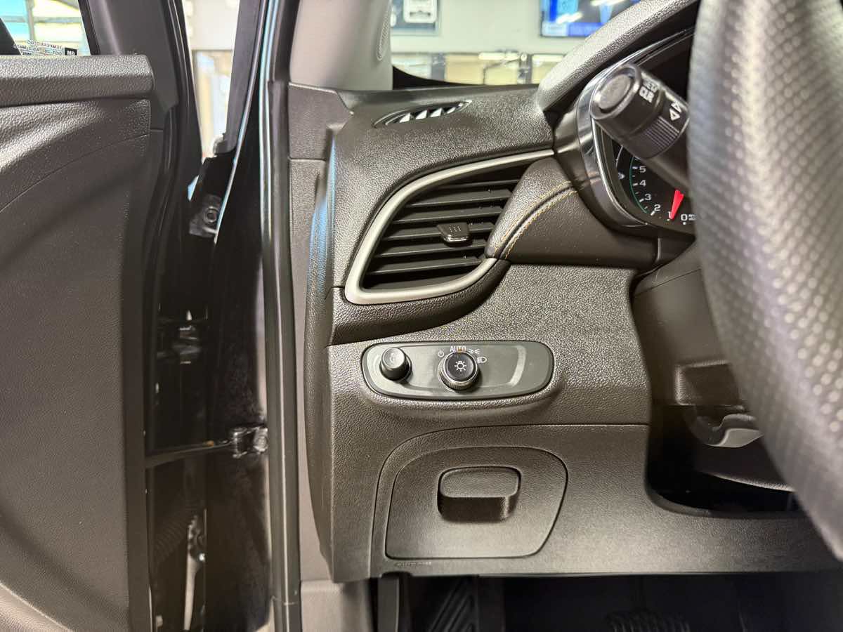 Used 2020 Chevrolet Trax LT AWD/4WD image 19