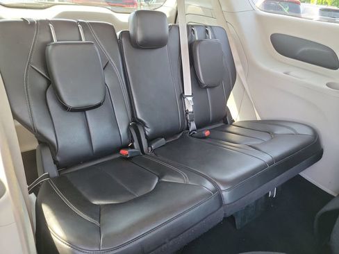 Certified 2024 Chrysler Pacifica Limited FWD image 21