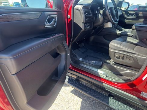 Used 2022 Chevrolet Suburban Z71 AWD/4WD image 11